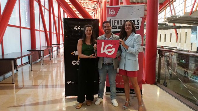 Carmen Hernández Ledesma, Luis González y Alicia Izquierdo. 42 Málaga y Leadingirls.