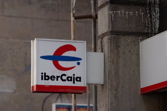 Fachada del banco Ibercaja, a 4 de octubre de 2024, en Barcelona, Catalunya (España). 