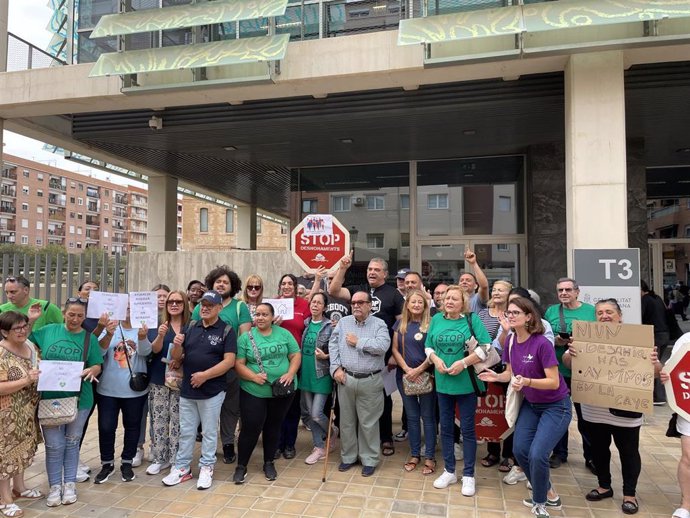 Protesta de la PAH ante la Conselleria de Vivienda