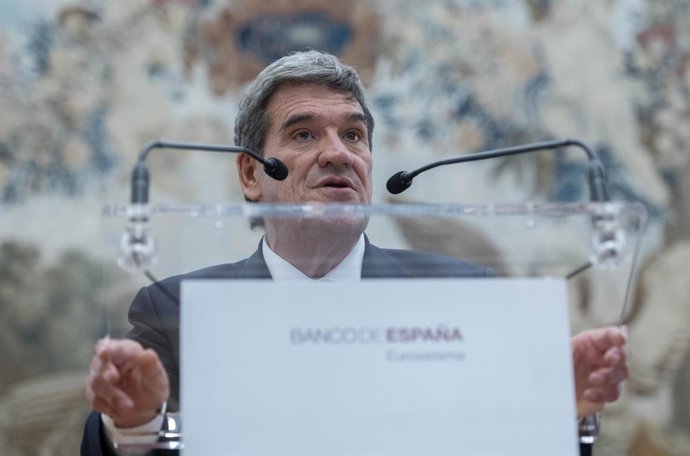 El gobernador del Banco de España, José Luis Escrivá, interviene  durante la ceremonia de toma de posesión de su cargo, en el Banco de España, a 24 de septiembre de 2024, en Madrid (España). El nuevo gobernador estrena un protocolo sin discursos de sus ex