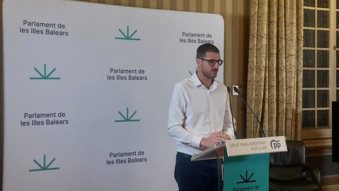 El portavoz del PP en el Parlament, Sebasti Sagreras, en rueda de prensa.