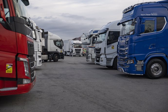 Varios camiones estacionados en las inmediaciones de Mercabarna, el día que ha comenzado la huelga de transportistas, a 14 de noviembre de 2022, en Barcelona, Catalunya (España).