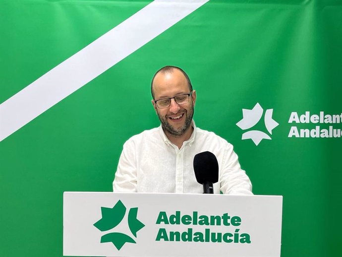 El responsable de Organización de Adelante Andalucía, Néstor Sálvador, este lunes en rueda de prensa.