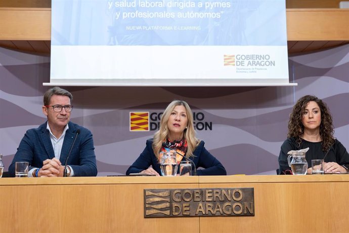 La vicepresidenta del Gobierno de Aragón, Mar Vaquero, en el centro, junto al el director general de Trabajo, Jesús Divassón, y la  directora general de Pymes y Autónomos, Ana Sanz, en la presentación de la plataforma de formación en seguridad laboral.