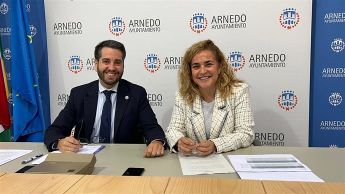 La delegada del Gobierno de España en La Rioja, Beatriz Arraiz Nalda, y el alcalde de Arnedo, Javier García Ibáñez, en comparecencia de prensa