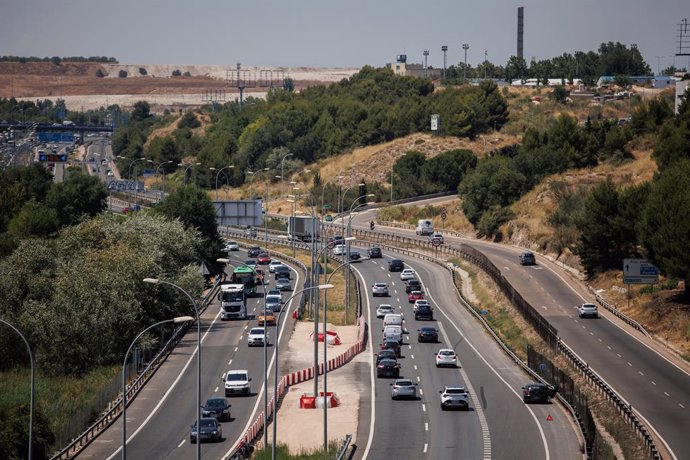 Archivo - Varios vehículos en la autovía A3, a 24 de julio de 2024, en Madrid