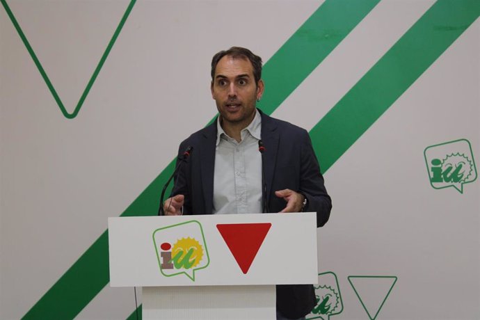 El coordinador general de IU Andalucía, Toni Valero, en rueda de prensa en Málaga.