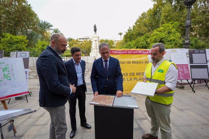 El alcalde de Sevilla, en el centro, junto al delegado y el gerente de Urbanismo, presenta el proyecto de renovación de la Plaza Nueva.