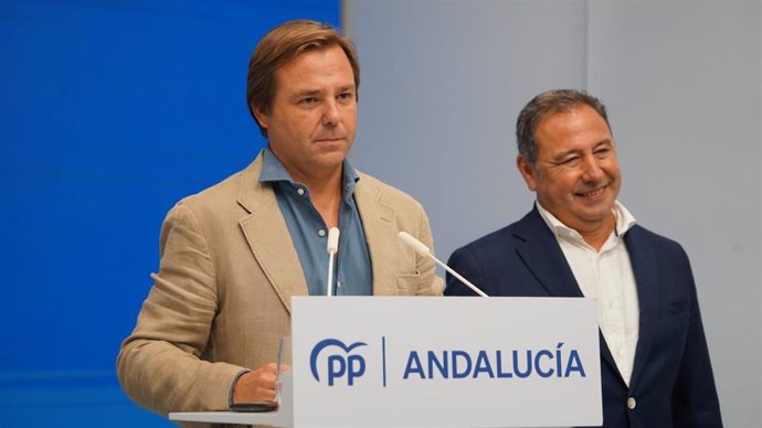 Antonio Repullo, este lunes en Sevilla, junto a Ricardo Sánchez