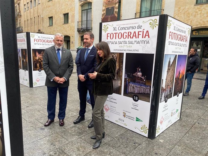 La concejala Carmen Seguín, el responsable de comunicación de El Corte Inglés, Adrián Rodríguez, y el presidente de la Junta de Semana Santa, Francisco Hernández.