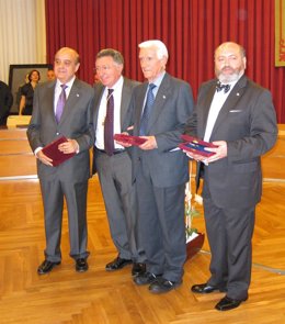 Archivo - El arquitecto Gerardo Cuadra ,insignia de San Bernabé 2011 junto al presidente de la 'Cla Pepe Eizaga', José Antonio Toyas, y al pintor y presidente de la cofradía de San Bernabé, Elías del Rí 