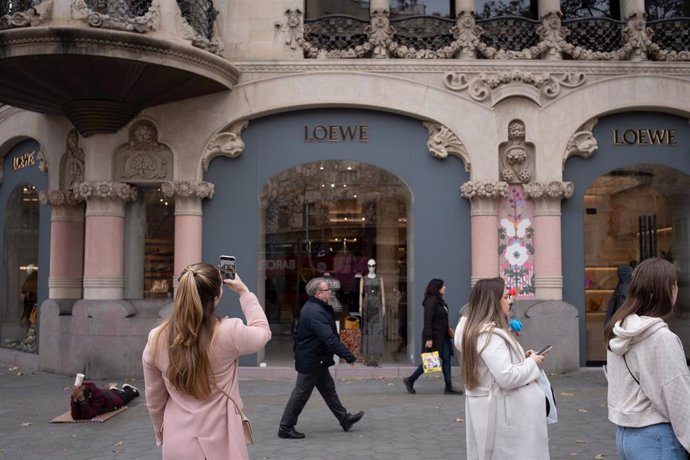 Archivo - Escaparate de Loewe en el Paseo de Gracia en Barcelona 