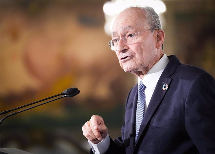 Imagen de archivo del alcalde de Málaga, Francisco de la Torre, durante su intervención en un encuentro informativo.