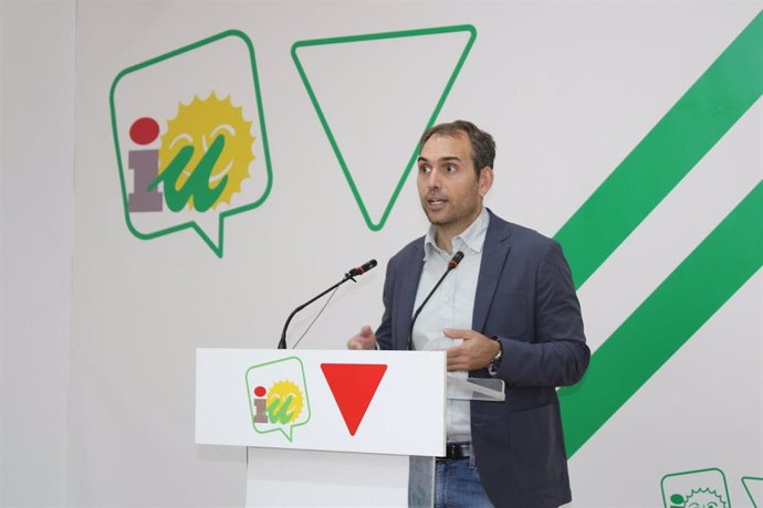 El coordinador general de IU Andalucía, Toni Valero, en rueda de prensa.