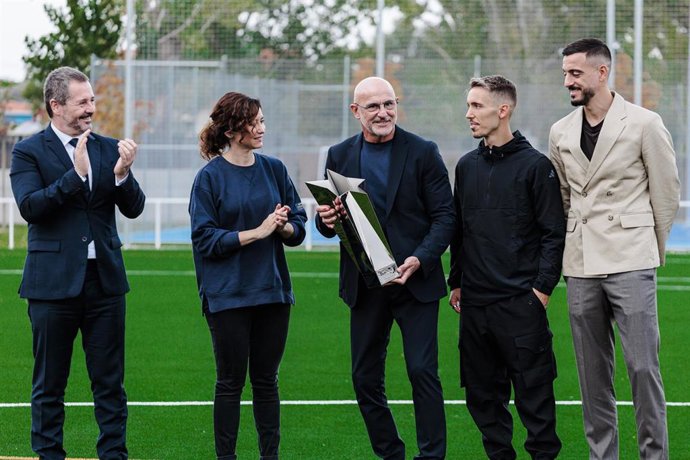 El consejero de Cultura y Deportes, Mariano Paco Serrano, el futbolista del Real Madrid y la selección Española, Joselu, el futbolista del Bayern Leverkusen y de la selección Española, Alejandro Grimaldo y el seleccionador de la Selección Española, Luis