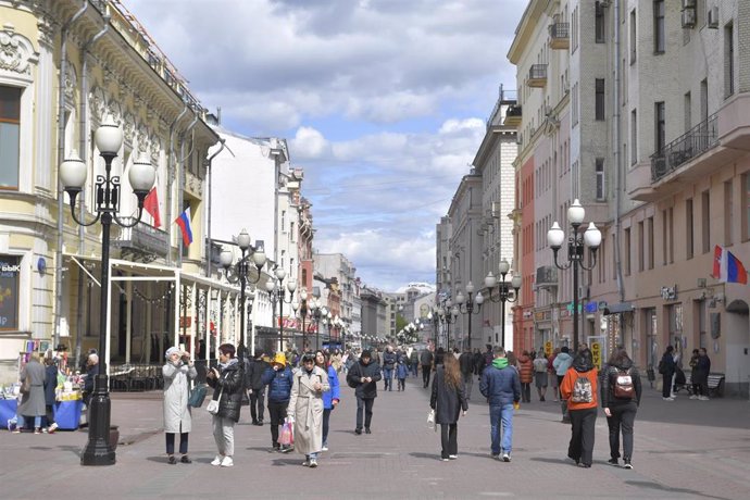 Archivo - Personas paseando por una calle peatonal del centro de Moscú