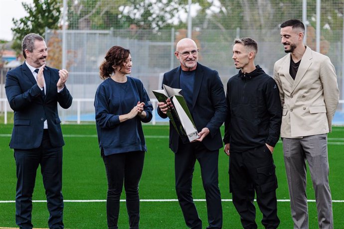 El consejero de Cultura y Deportes, Mariano Paco Serrano, el futbolista del Real Madrid y la selección Española, Joselu, el futbolista del Bayern Leverkusen y de la selección Española, Alejandro Grimaldo y el seleccionador de la Selección Española, Luis d