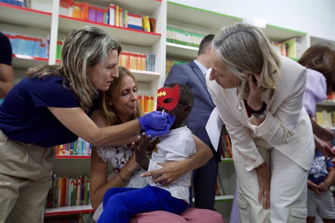 La consejera de Salud y Consumo, Rocío Hernández (1d), en el primer día de la vacunación contra la gripe en menores de hasta 4 años.