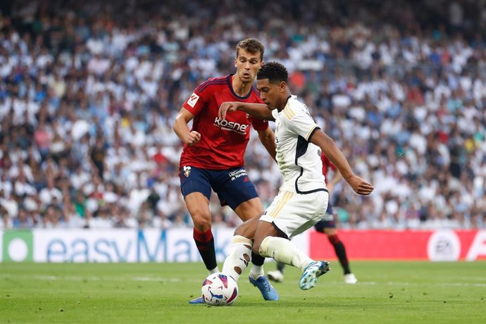 Archivo - Jude Bellingham (Real Madrid) remata ante Lucas Torró (CA Osasuna) en el Santiago Bernabéu. 