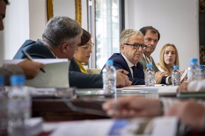 El presidente de la Diputación de Córdoba, Salvador Fuentes, en su reunión con alcaldes de la zona norte de la provincia.