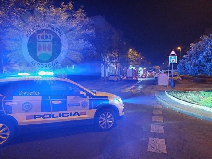 Tres intoxicados leves por humo en el incendio de una vivienda en Alcorcón