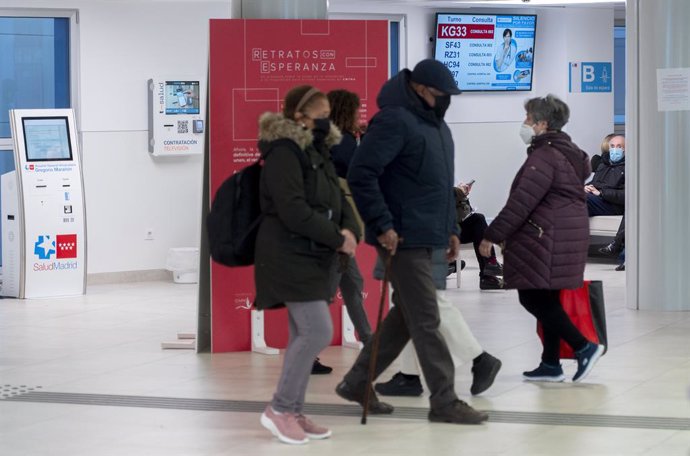 Archivo - Varias personas con mascarilla en una sala del Hospital General Universitario Gregorio Marañón con mascarilla, a 11 de enero de 2024, en Madrid (España). El ministerio de Sanidad ha implantado desde ayer, 10 de enero, el uso obligatorio de masca