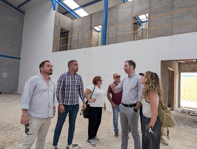 Los diputados provinciales de Izquierda Unida, Fran García Parejo y Silvia Martínez, en un encuentro de trabajo con el alcalde de Casariche (Sevilla), José Ramón Parrado.