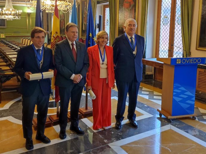 El alcalde de Oviedo, Alfredo Canteli, en el acto institucional para nombrar 'Nuncio Ovetense' al alcalde de Madrid, José Luis Martínez-Almeida; a la presidenta del Real Patrimonio Nacional, Ana de la Cueva; y al CEO de Endesa, José Damián Bogas