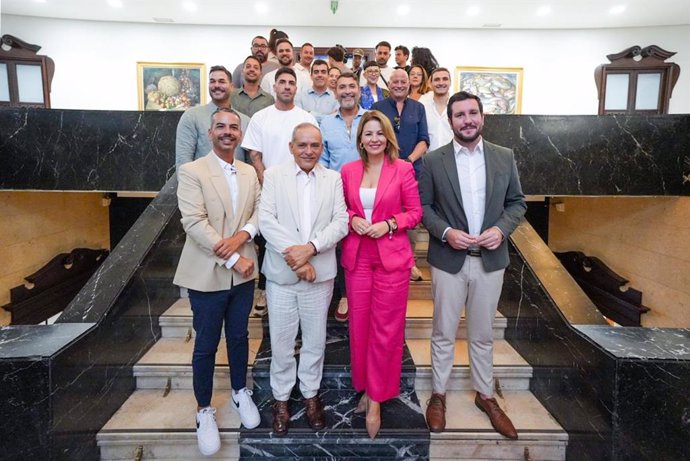 Foto de familia tras la presentación de la XIV Edición del Concurso Internacional de Jóvenes Diseñadoras y Diseñadores Tenerife Moda 2025