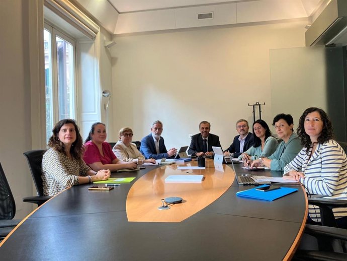 El conseller de Educación y Universidades, Antoni Vera, reunido con los representantes de los diferentes grupos parlamentarios.