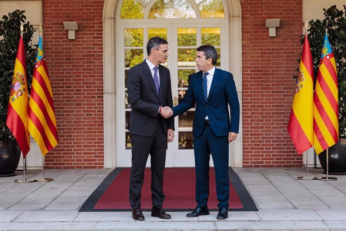 El presidente del Gobierno, Pedro Sánchez (i), durante su reunión con el presidente de la Comunitat Valenciana, Carlos Mazón (d), en el Complejo de La Moncloa