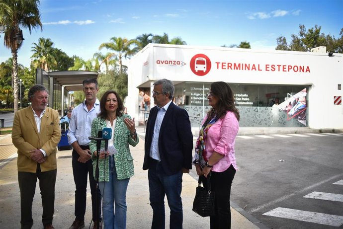 La presidenta del PP de Málaga, Patricia Navarro, en rueda de prensa en Estepona junto al presidente local y alcalde de la ciudad, José María García Urbano.