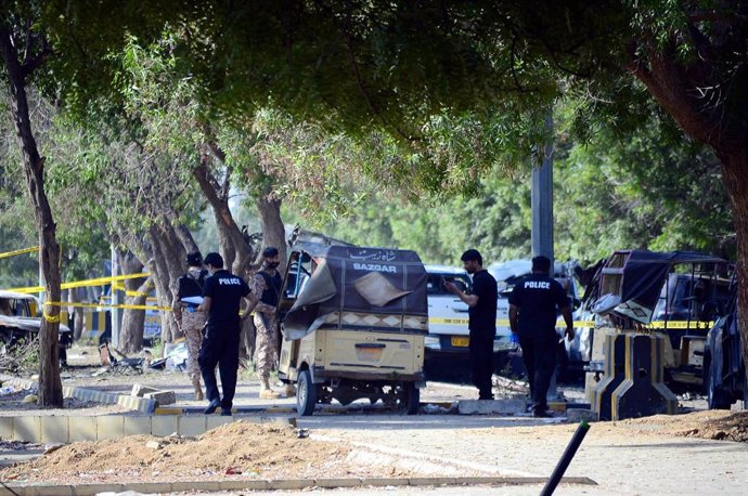 Escenario del atentado perpetrado contra un convoy de una empresa china cerca del aeropuerto de Karachi, en Pakistán