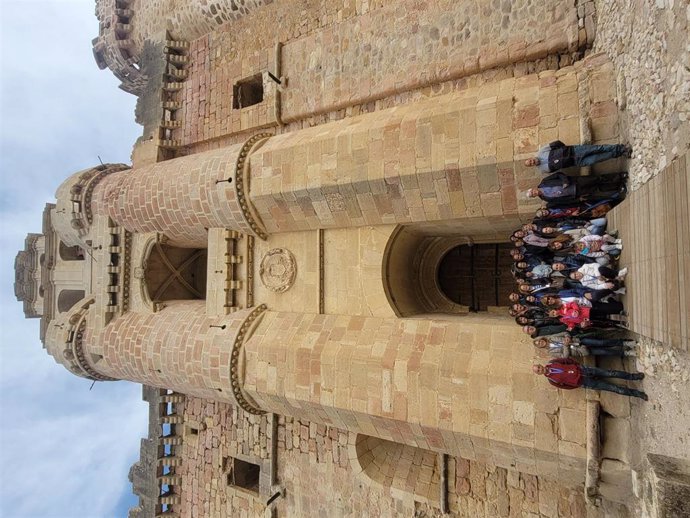 Un grupo de visitantes ante la entrada al Castillo de Castilnovo.