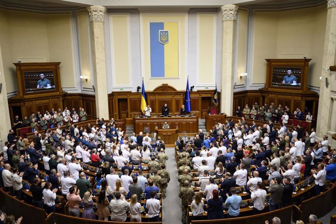 Archivo - Imagen de archivo del Parlamento de Ucrania durante una intervención del presidente Volodimir Zelenski.