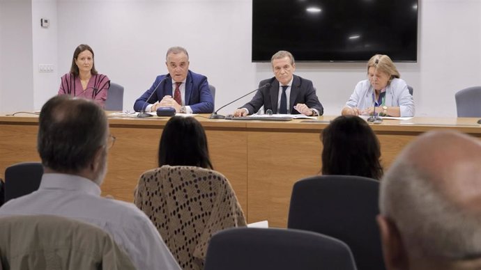 Juan Bueno, en el centro de la imagen, durante la presentación al CESS de la propuesta de ordenanzas fiscales del Ayuntamiento de Sevilla.