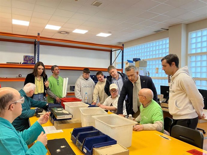 El alcalde de Logroño, Conrado Escobar, en su visita a Igual a Ti