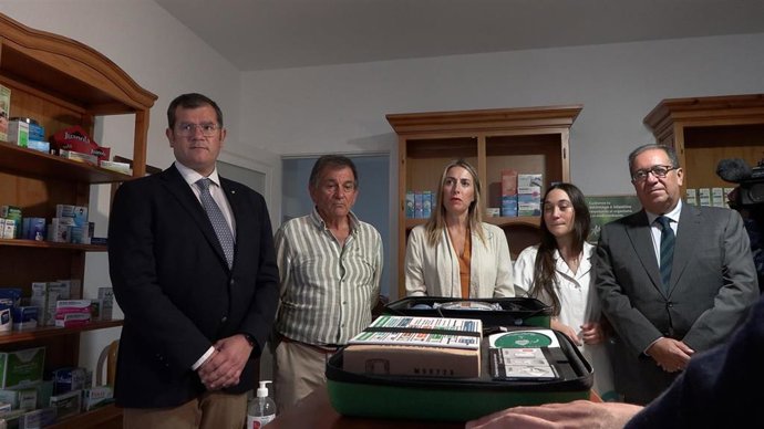 La presidenta de la Junta, María Guardiola, junto a un desfibrilador como los que se instalarán en las farmacias rurales.