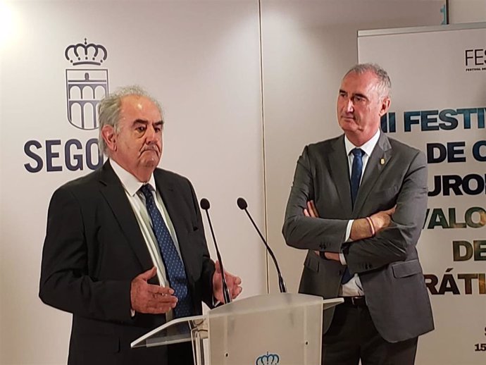 El presidente de la Fundación Valores Democráticos, Alvaro Gil Robles (izda), y el alcalde de Segovia, José Mazarías.