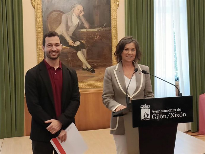 La concejala de Cultura del Ayuntamiento de Gijón, Montserrat López Moro, en rueda de prensa en el Consistorio gijonés, acompañada del director de la Fundación Municipal de Cultura de Gijón (FMC), Aitor Martínez.