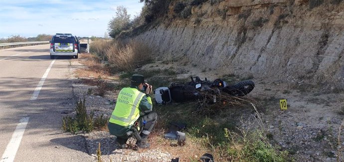 Estado en el que ha quedado la motocicleta siniestrada en el accidente ocurrido este sábado en Cantavieja (Teruel), en el que ha fallecido un varón de 71 años vecino de Vallada (Valencia).