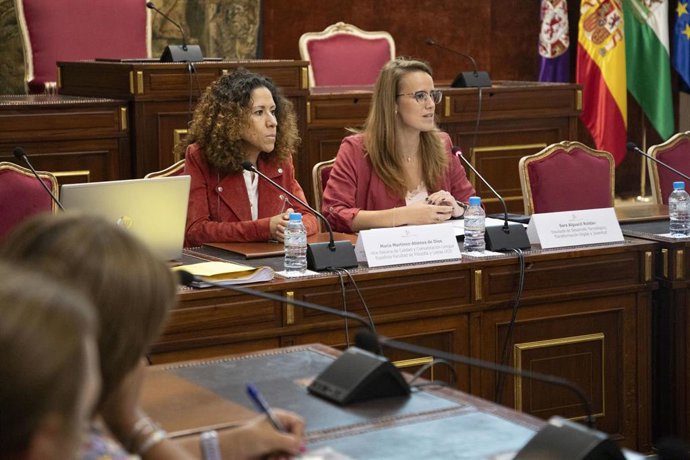 La delegada de Juventud en la institución provincial, Sara Alguacil (dcha.), durante la jornada.