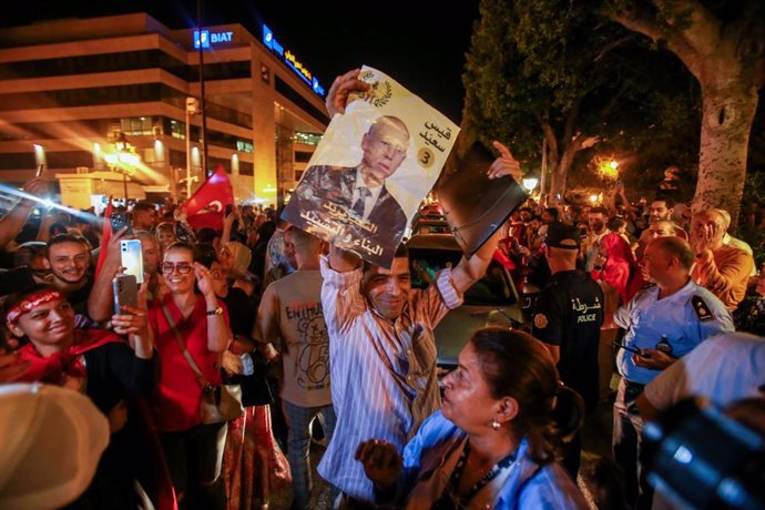 Seguidores del presidente tunecino, Kais Saied, celebran su victoria en las elecciones. 