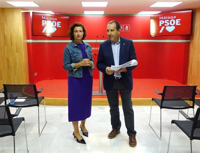 El portavoz socialista de Inclusión Social, José Luis Ruiz Espejo, junto a la la secretaria de Igualdad del PSOE malagueño, Rosa del Mar Rodríguez