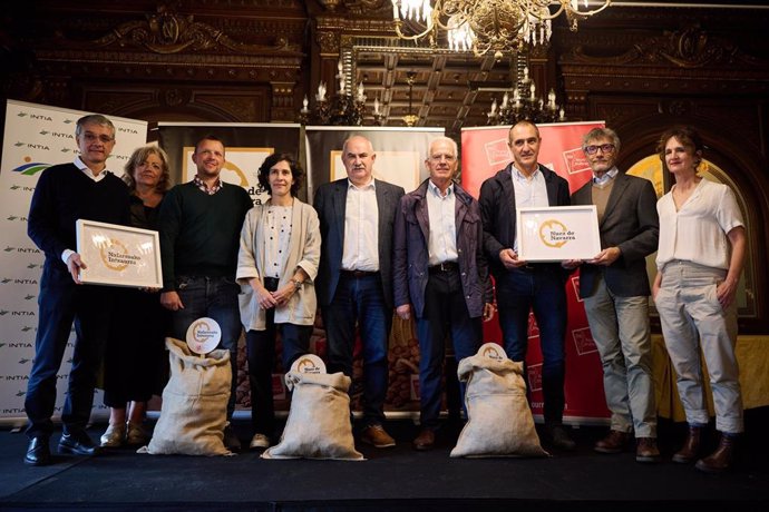 El consejero Aierdi y la directora de INTIA, Natalia Bellostas, junto a productores de nuez en el acto de presentación de la marca