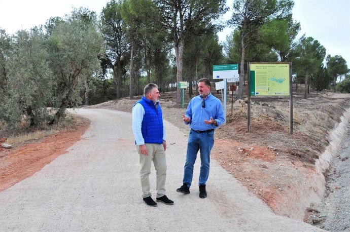 El alcalde de Santa Fe, Juan Cobo, y el delegado de Sostenibilidad de la Junta en Granada, Manuel Francisco García
