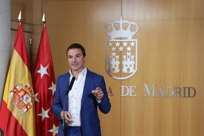 El secretario general del PSOE-M, Juan Lobato, ofrece una rueda de prensa durante un pleno en la Asamblea de Madrid, a 19 de septiembre de 2024, en Madrid (España). 