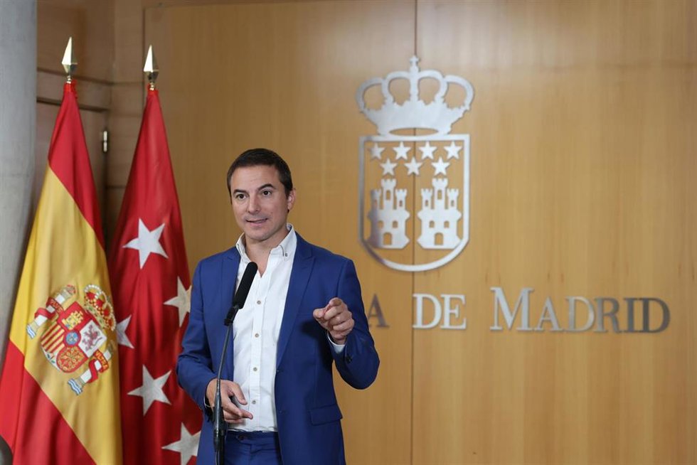 El secretario general del PSOE-M, Juan Lobato, ofrece una rueda de prensa durante un pleno en la Asamblea de Madrid, a 19 de septiembre de 2024, en Madrid (España).