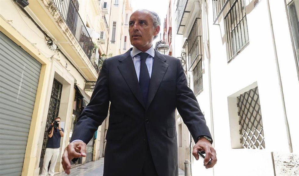 Archivo - El expresidente de la Generalitat valenciana, Francisco Camps, a su llegada a una rueda de prensa tras ser absuelto, en el bufete Delgado y Asociados Abogados, a 29 de mayo de 2024, en Valencia, Comunidad Valenciana (España). La Audiencia Naci