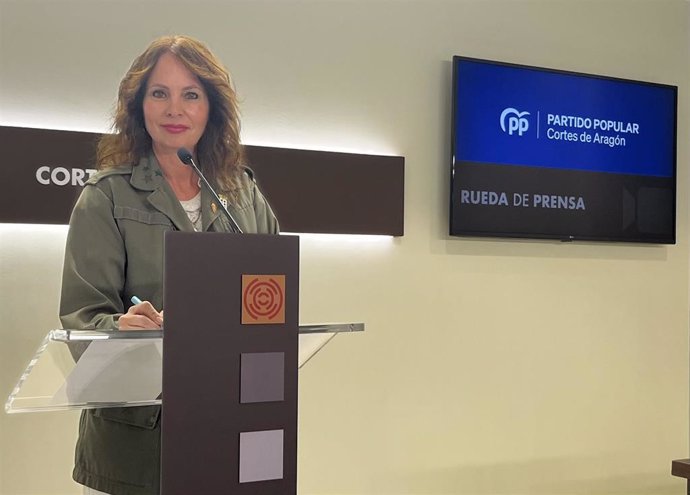 La portavoz de Economía del PP en las Cortes, Carmen Herrarte, en rueda de prensa.